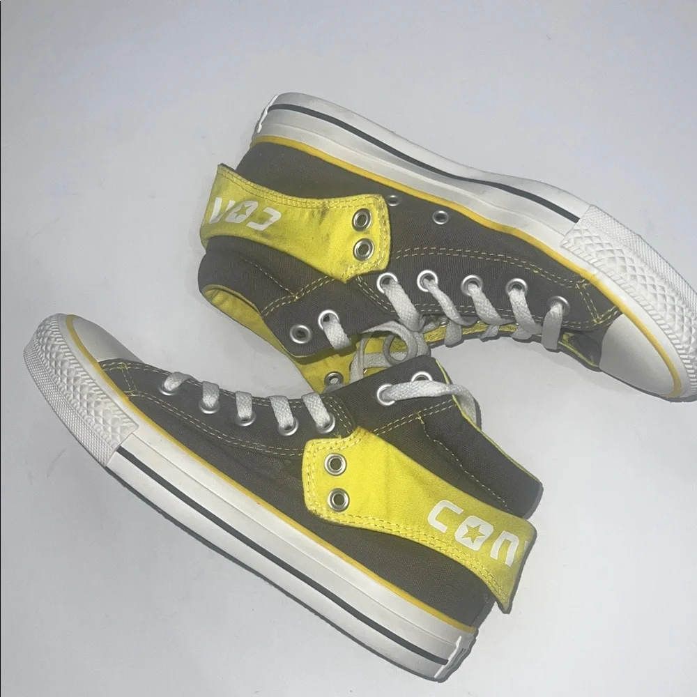Youth Converse High Tops size 6Y - Picture 1 of 9